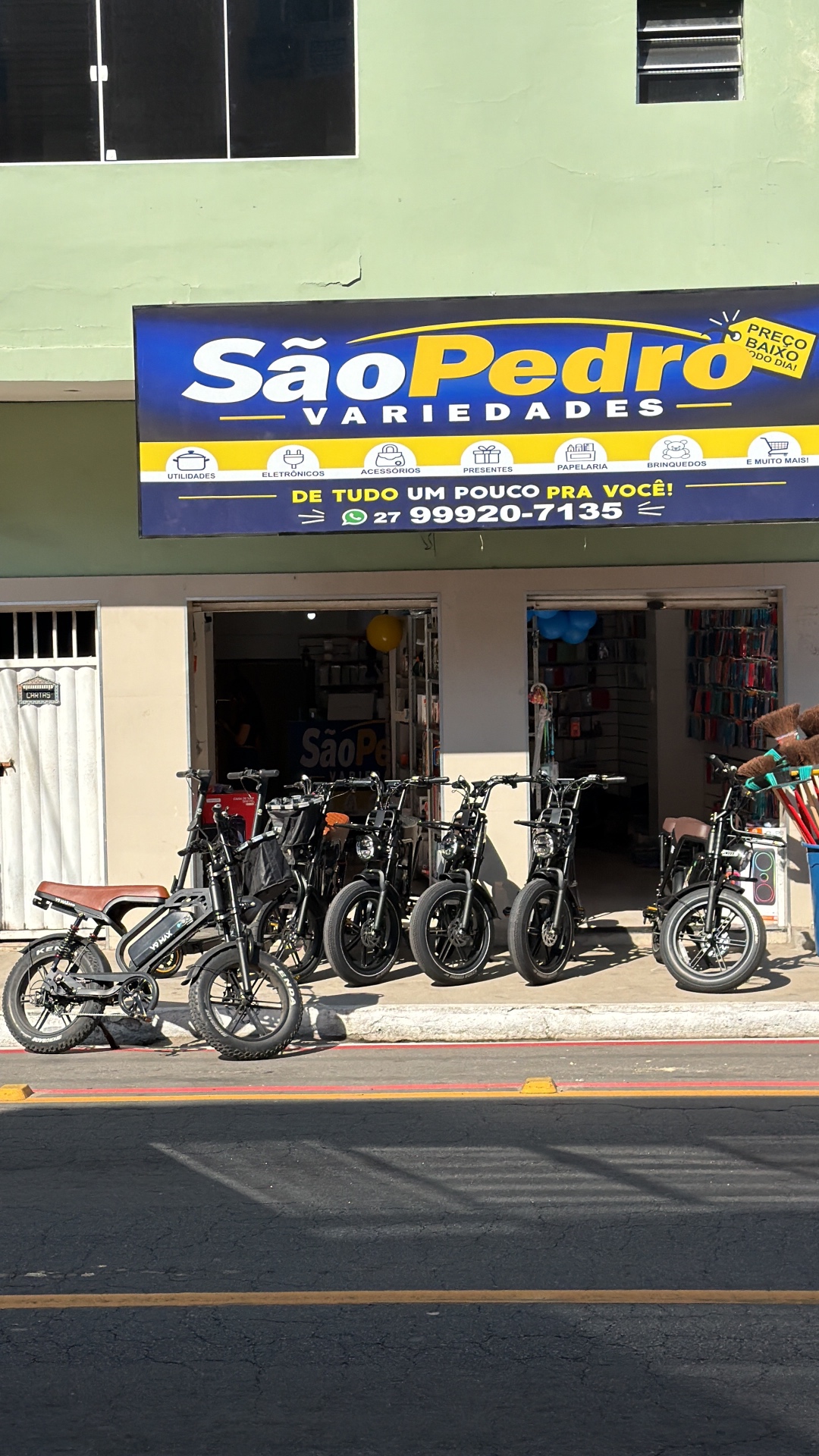 Fachada e interior da São Pedro Variedades em Vitória