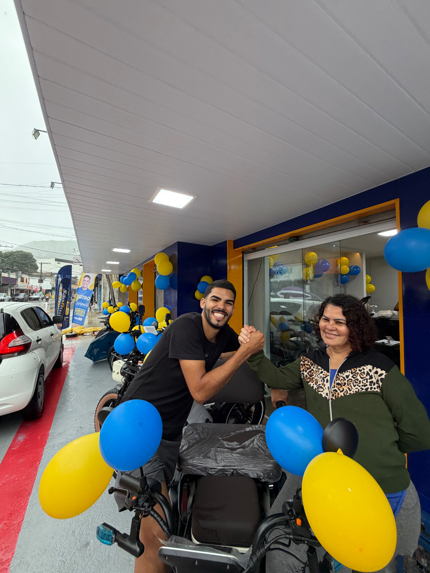 Casal comemorando a entrega da bike elétrica na loja