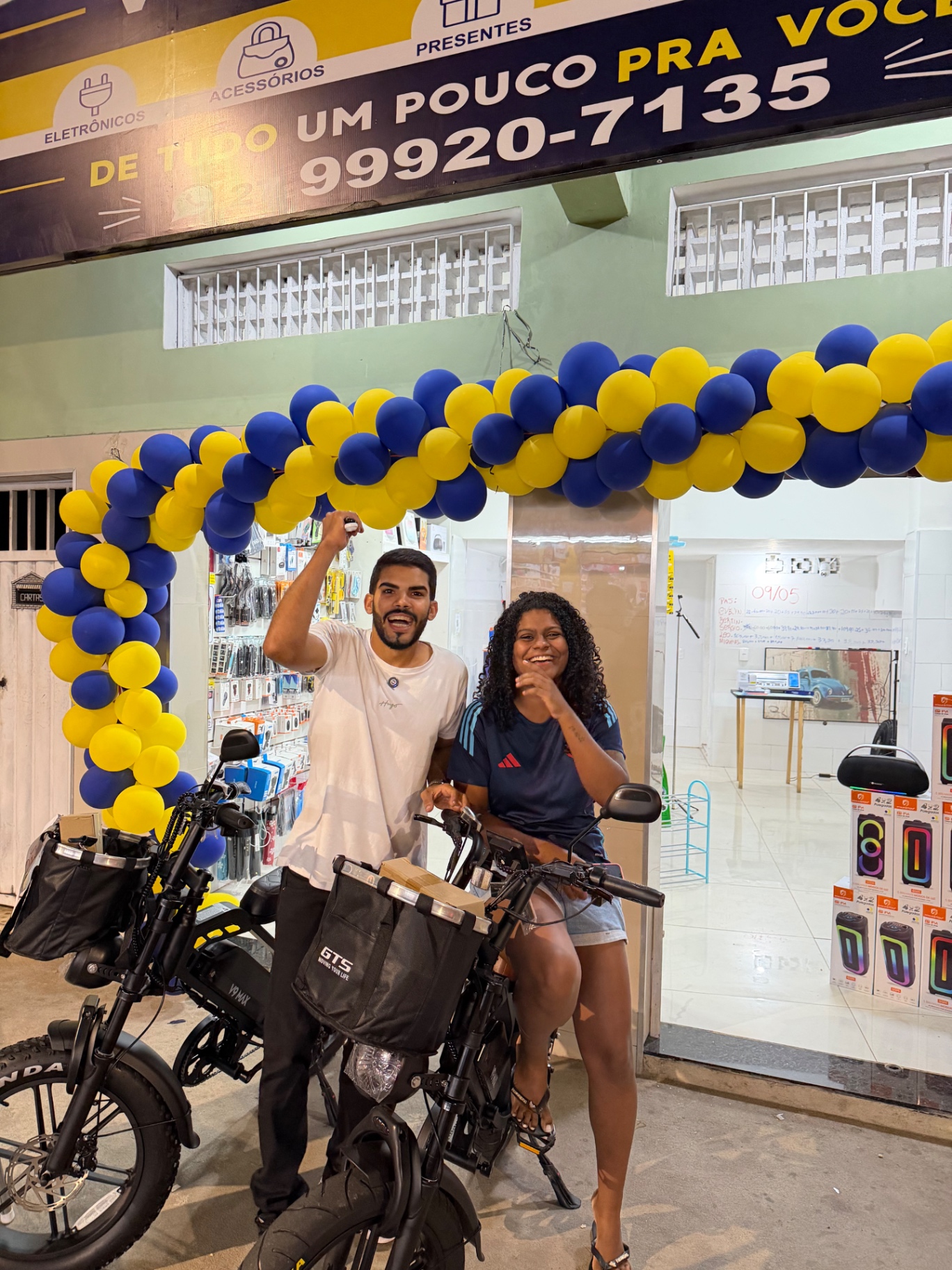 Clientes comemorando a compra da bike elétrica na loja