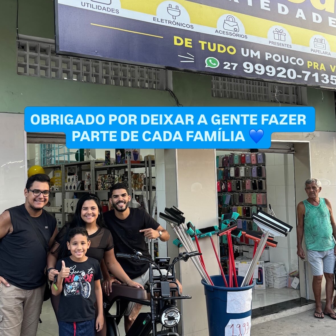 Família de clientes em frente à São Pedro Variedades