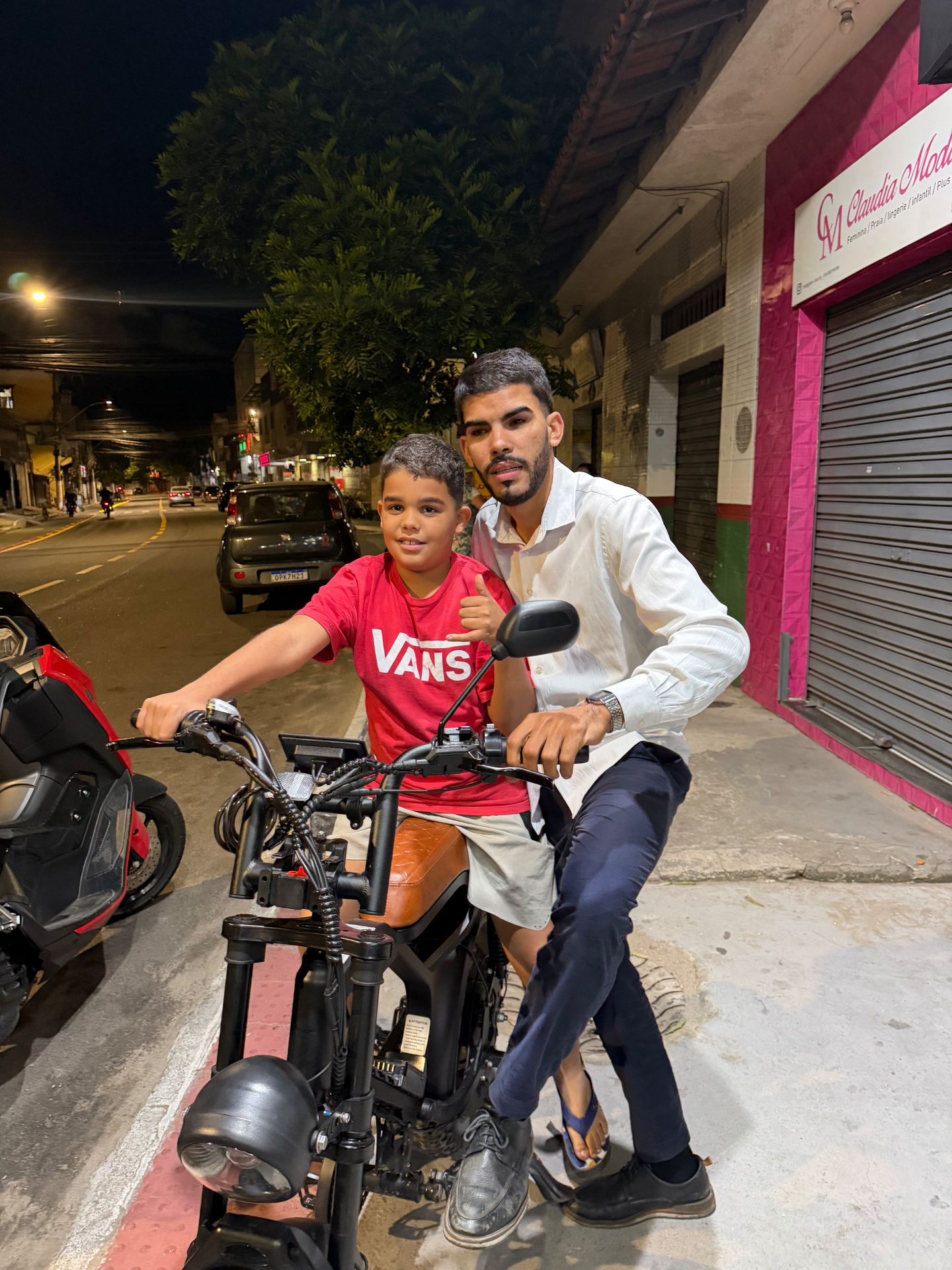 Bicicleta elétrica São Pedro na rua à noite