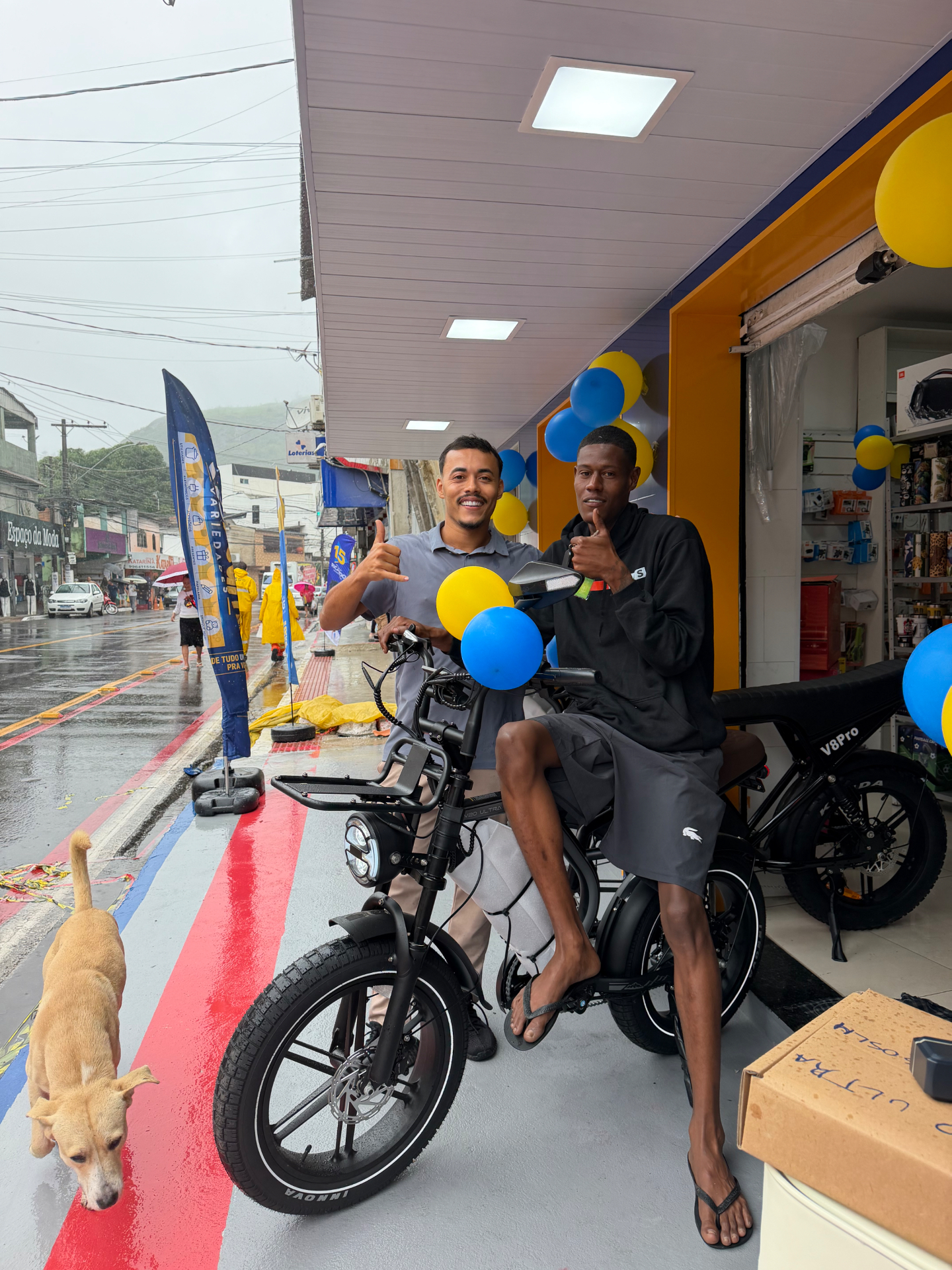 Cliente sorrindo em cima da bicicleta elétrica São Pedro